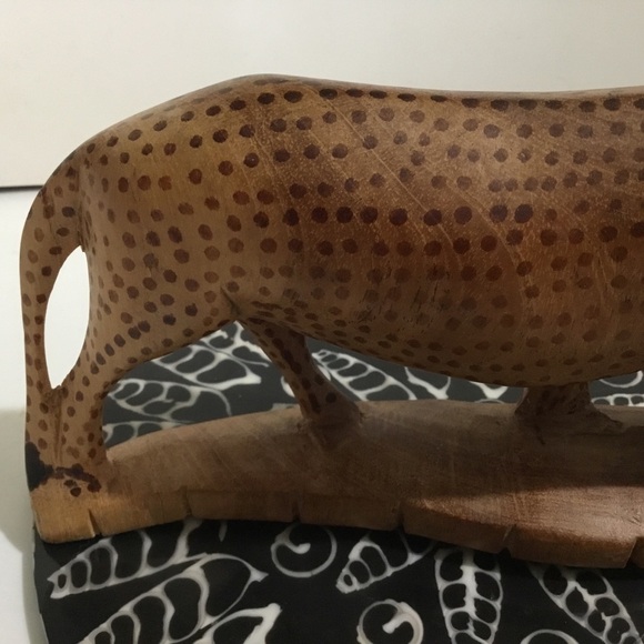 Hand carved wood cheetah and cub - Picture 6 of 9